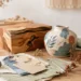 Arrangement personalisierter DIY-Geschenke mit Holz, Papier und Naturmaterialien