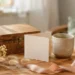 Handgemachte Jahrestagsgeschenke mit Kerze, Brief und getrockneten Blumen