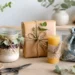 Kleine handgemachte Geschenke mit Kerze, Pflanztopf und Papierverpackung