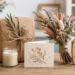 Auswahl saisonaler DIY-Geschenkideen mit kleinen Paketen und Karte