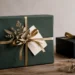 Luxuriös wirkende Geschenkverpackung mit dunkelgrünem Papier und Goldband