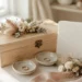 DIY-Hochzeitsgeschenke mit Holzbox, Ringschalen und weißen Trockenblumen