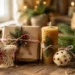 Handgemachte Weihnachtsgeschenke mit Kerzen, Holzbox und Tannengrün