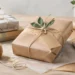 Einfache Geschenkverpackungen aus Kraftpapier, Karton und Kordel