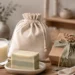 Handgemachte Geschenke mit Kerze, Seife, Stoffbeutel und Geschenkbox