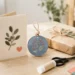 Einfache Bastelgeschenke mit Karte, Papierbox und Naturmaterialien