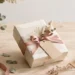 Edle Geschenkverpackung mit dunklem Papier und goldener Schleife