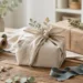 Nachhaltige Geschenkverpackung mit Stoff, Kraftpapier und Juteband