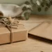 Geschenk in Kraftpapier mit Juteband und getrocknetem Zweig