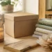 Upcycling-Geschenke aus Glas, Karton, Stoff und Holz auf einem Basteltisch