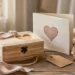 Personalisierte Geschenkidee mit Holzbox, Herzmotiv und getrockneten Blumen